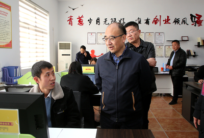 姚逊在白桑乡调研